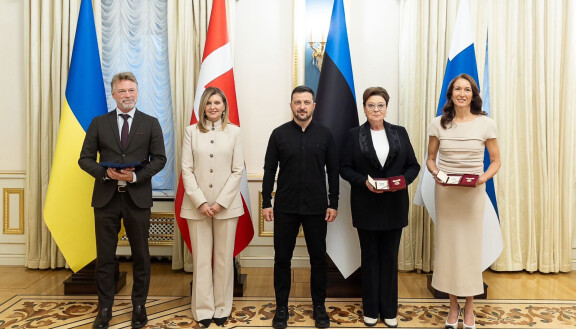 Suzannella oli yllään vaalea pitkä hame ja samaa sävyä oleva pusero.