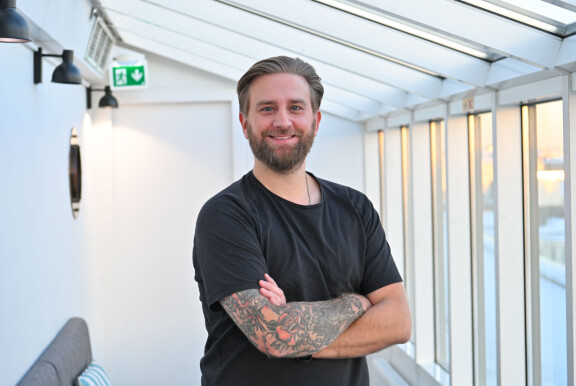 Joel on tunnettu hyväntuulisena ja kaikin puolin positiivisena hahmona.