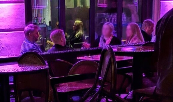 Lukijan mukaan naisen kikattelivat Joelin kertoessa ilmeisen hauskoja juttuja.