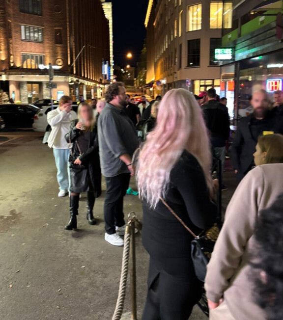 Sami ei lukijan mukaan päästetty karaokeilemaan.