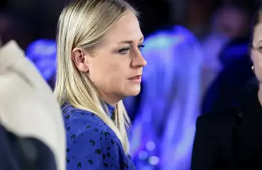 Ulkoministeri tölkki kädessä yllättävässä paikassa – salakuva!