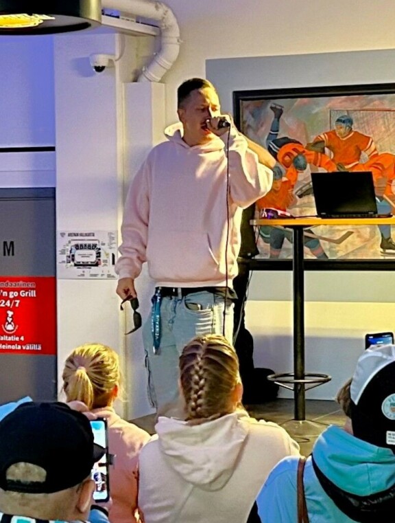 Nikke luopui aurinkolaseistaan kesken keikan.