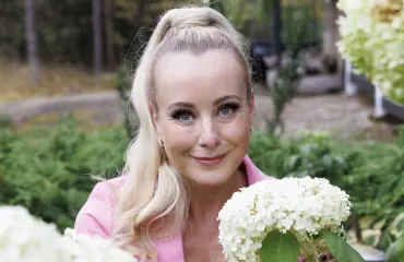 Noora Karma täytti 50 vuotta - perheen yllätys sai tähden kyyneliin