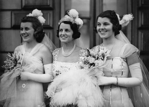 Joe Kennedy toimi vuosina 1938-1940 Yhdysvaltain suurlähettiläänä Englannissa. Kuvassa Rose-äiti (keskellä) tyttäriensä Kathleenin (vasemmalla) ja Rosemaryn (oikealla) kanssa Buckinghamin palatsin parvekkeella Lontoossa.