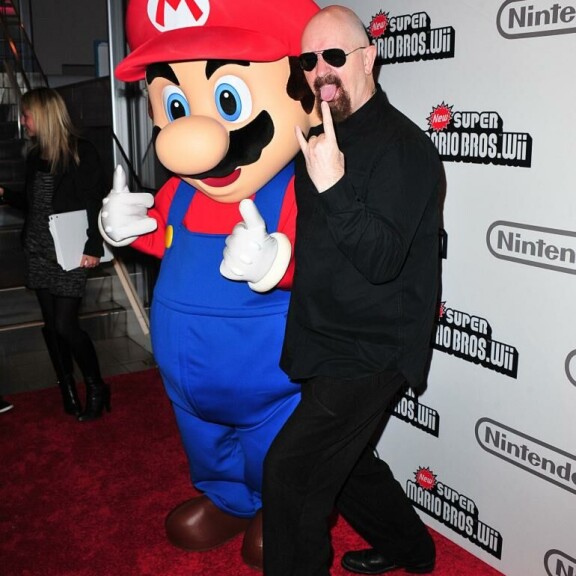 Mario tunnetaan hauskana putkimiehenä. Kuvassa Super Mario -maskotti poseeraa Judas Priest -metalliyhtyeen nokkamiehen Rob Halfordin kanssa. Mario