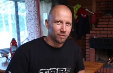 Aikuisviihdetähti Anssi Viskari joutui onnettomuuteen – kuvat ei herkille