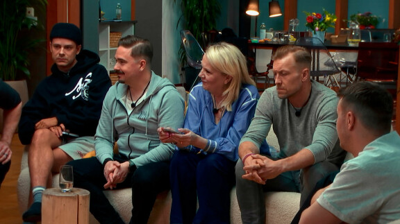 – Luen lehtiä ja katson televisiota, mutta en ole lainkaan somessa. Siksi en esimerkiksi tuntenut lainkaan Nelliä, Miitta sanoo.