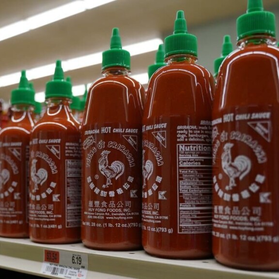 Kaakkoisaasialainen sriracha-kastike on valmistettu aurinkokuivatuista chileistä, valkosipulista, etikasta, sokerista ja suolasta. Sriracha