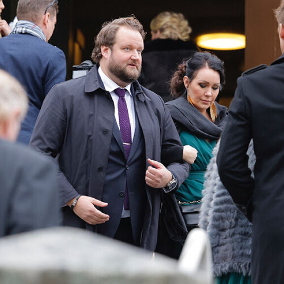Sami Hedberg ja Saija Tuupanen poistuivat kirkosta käsikynkässä. Sami Hedberg ja Saija Tuupanen poistuivat kirkosta käsikynkässä.
