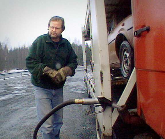 Tinnistä ilmestyi vuonna 2002 Ylellä dokumentti Tinni: Lyyrinen tenori. Kuvat peräisin dokumentista.