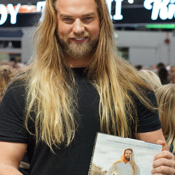 Lasse keräsi katseita kirjamessuilla, jossa hän esitteli kirjaansa. viikinki