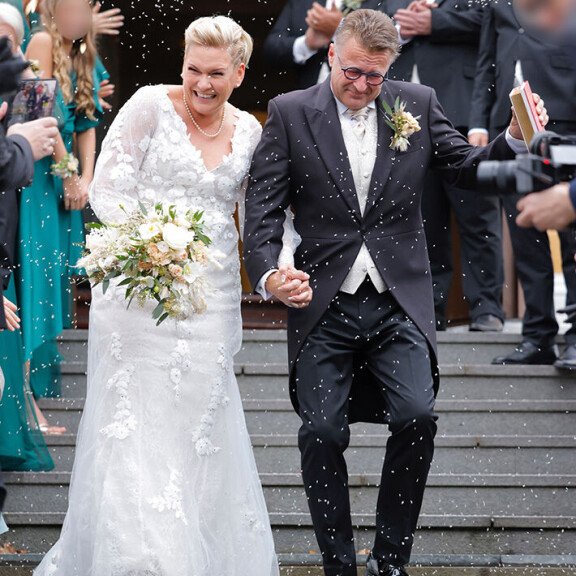 Heidi kirkui saadessaan ylleen riisisateen. Heidi kirkui saadessaan ylleen riisisateen.