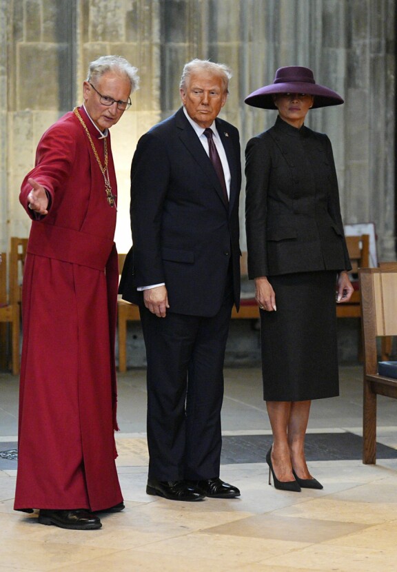 Melania ja kohuhattu Pyhän Yrjön kappelissa Windsorissa. Piispa Christopher Cocksworth esitteli paikkoja presidenttiparille.