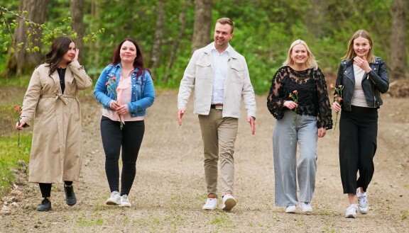 Perttu ja morsianehdokkaat. Emilia on kuvassa vasemmassa reunassa.