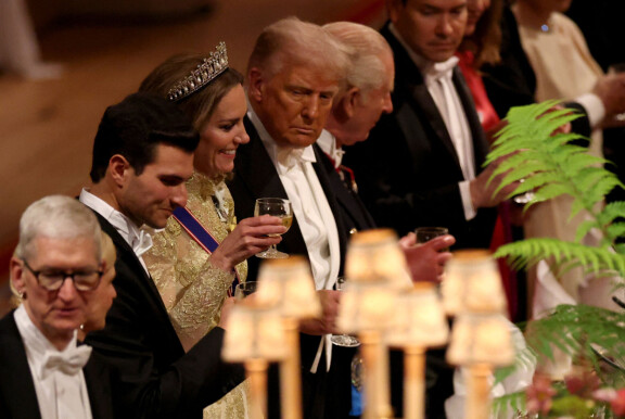 Catherine jutusteli iloisesti Donaldille, joka näyttäytyi huomattavasti kivikasvoisempana.