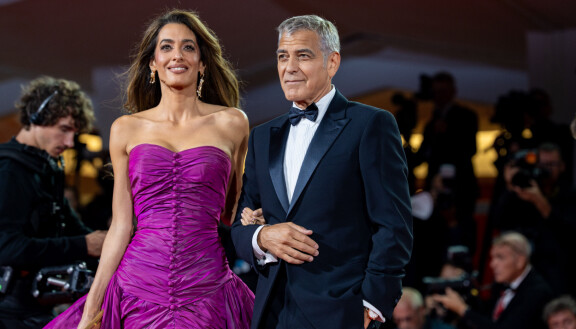 George Clooney on yksi tunnetuimmista Hollywood-näyttelijöistä. Hän asteli median eteen elokuussa Venetsian filmifestivaaleilla Jay Kelly -elokuvansa tiimoilta. Käsikynkässä hänellä oli puoliso Amal Clooney.