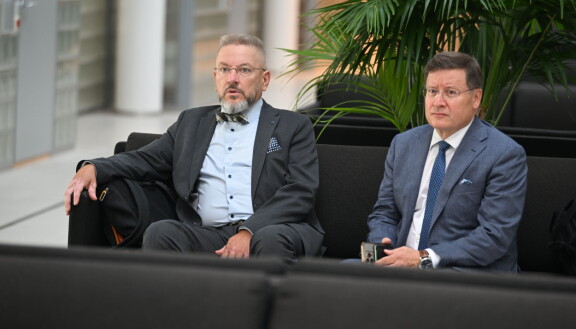 Anneli Aueria edustaa Markku Fredman (vas.), ex-miesystävää Kalle Gummerus.