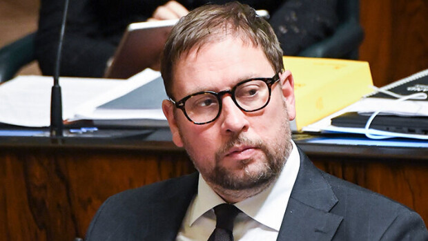 Paavo Arhinmäen olemus yllätti lentoasemalla – paljonkertova kuva