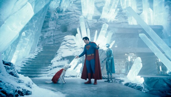Edes Teräsmies ei aina saa pidettyä villiä Krypto-koiraa kurissa.