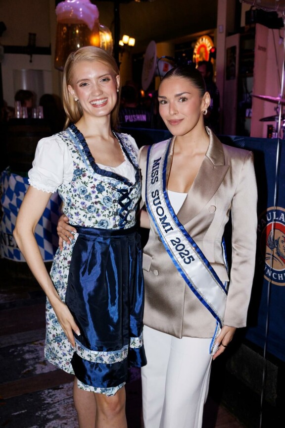 Julianna ja Sarah saivat poseerata yhteiskuvissa hyvän tovin Oktoberfest-juhlijoiden kanssa.