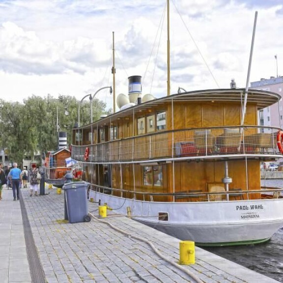 Savonlinnan satama kuhisee elämää kesäisin. Vaan mikä mahtaa olla kaupungin tulevaisuus? Savonlinnan satama kuhisee elämää kesäisin. Vaan mikä mahtaa olla kaupungin tulevaisuus?