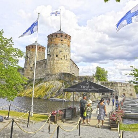 Poskettoman komea Olavinlinna kuuluu Suomen näyttävimpiin linnoihin. 1400-luvulla valmistuneen pytingin ensimmäisenä linnanherrana toimi kukas muukaan kuin Eerik Akselinpoika Tott. Poskettoman komea Olavinlinna kuuluu Suomen näyttävimpiin linnoihin. 1400-luvulla valmistuneen pytingin ensimmäisenä linnanherrana toimi kukas muukaan kuin Eerik Akselinpoika Tott.