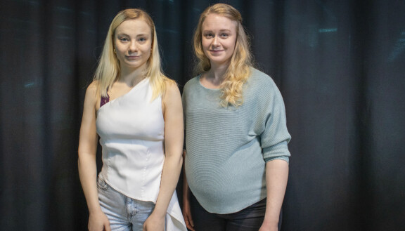 Psykologin kanssa Tiia käy läpi tilanteita, joissa impulsiiviset ostokset tapahtuvat.