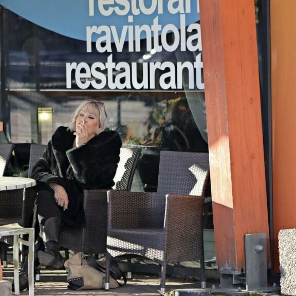 Hannele Lauri sauhutteli terassilla – kuva Hannele Lauri
