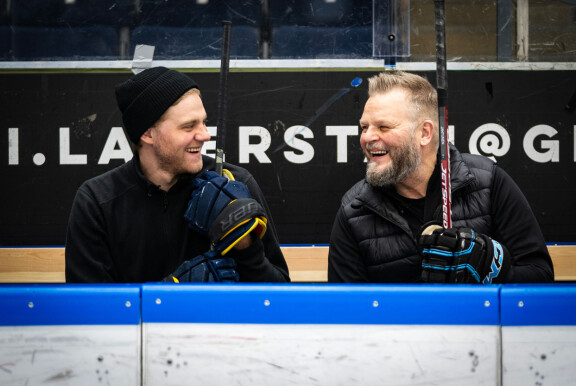Omasta päihderiippuvuudestaan eroon päässyt ex-jääkiekkoilija Marko Jantunen (oik.) on auttanut Wiljamia raitistumaan.