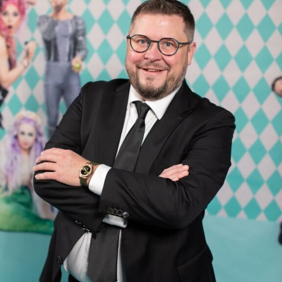 Janne Katajalla pitää kiirettä. Tulossa on uutta lelukauppaa ja kaikenlaisia tv-kuvauksia. Janne Katajalla pitää kiirettä.