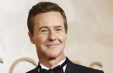 Edward Norton on sukua intiaanityttö Pocahontasille