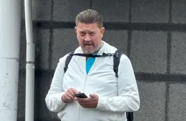 Seiska löysi Oskari Katajiston! Tältä konkarinäyttelijä näyttää nyt – paparazzikuvat!