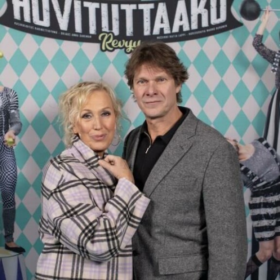 Mitähän Sanna Marin mahtaa tästä tuumia? Yleisö nauroi katketakseen Linnanmäen Huvituttaako-revyyssä: rohkeaa kännipilkkaa pääministeristä Merja Larivaara & Kari-Pekka Toivonen.