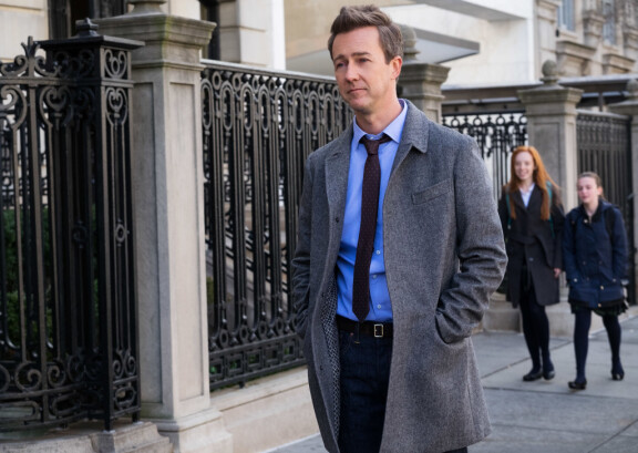 Kaikenkattavassa kauneudessa liikemiestä esittävä Edward Norton ei ole sujut sukuhistoriansa kanssa.