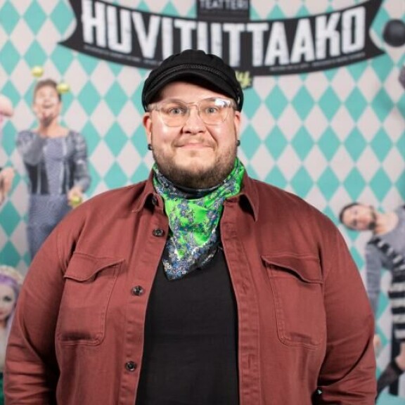Mitähän Sanna Marin mahtaa tästä tuumia? Yleisö nauroi katketakseen Linnanmäen Huvituttaako-revyyssä: rohkeaa kännipilkkaa pääministeristä Mikko Penttilä.