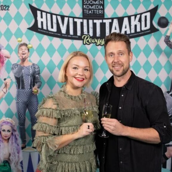 Oopperalaulaja Waltteri Torikka kunnioitti läsnäolollaan ensi-iltaa ystävänsä kanssa. Oopperalaulaja Waltteri Torikka kunnioitti läsnäolollaan ensi-iltaa ystävänsä kanssa.