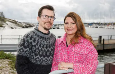 Huono äiti -bloggaaja Sari Helin, 56, ja kokkirakas Ilkka Lääveri, 40, asuvat yhä erillään – "Ikäero säikäytti"