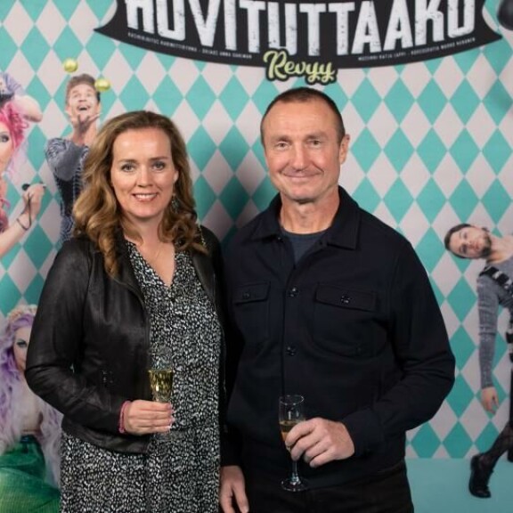 Leijonien GM Jere Lehtinen nautti teatteritunnelmasta Jaana-vaimonsa kanssa. Leijonien GM Jere Lehtinen nautti teatteritunnelmasta Jaana-vaimons kanssa.