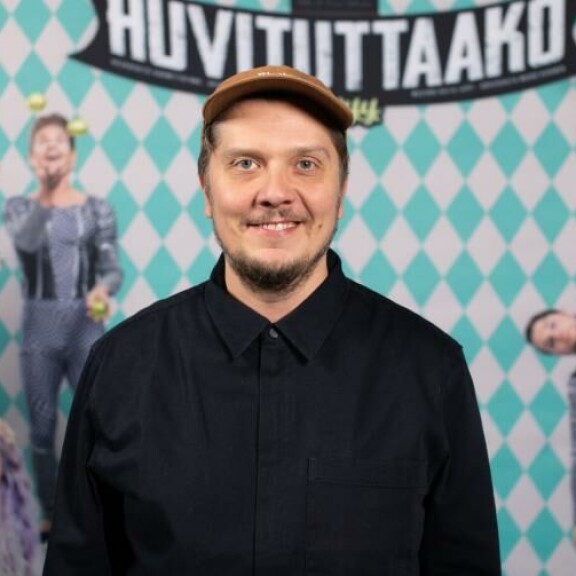 Näyttelijä Eero Ritala pyöri muina miehinä lippis päässä ensi-iltahumussa. Näyttelijä Eero Ritala pyöri muina miehinä lippis päässä ensi-iltahumussa.