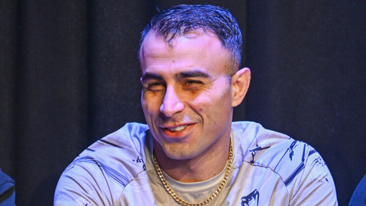 Makwan Amirkhani opettaa pojalleen vapaaottelun salat