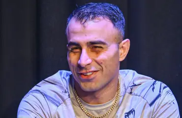 Makwan Amirkhani opettaa pojalleen vapaaottelun salat