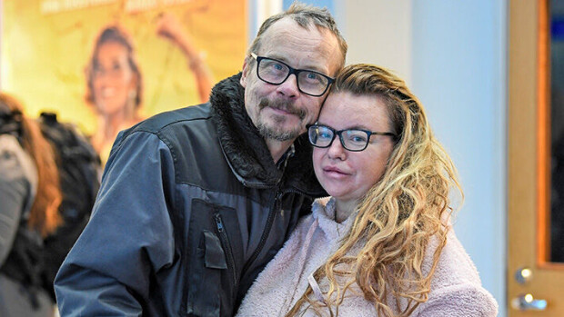 Ahnaat pusukuvat! Paparazzi ikuisti vankilasta vapautuneen Johanna Tukiaisen ja Veijo Lallin kostean jälleennäkemisen Johanna ja Veijo