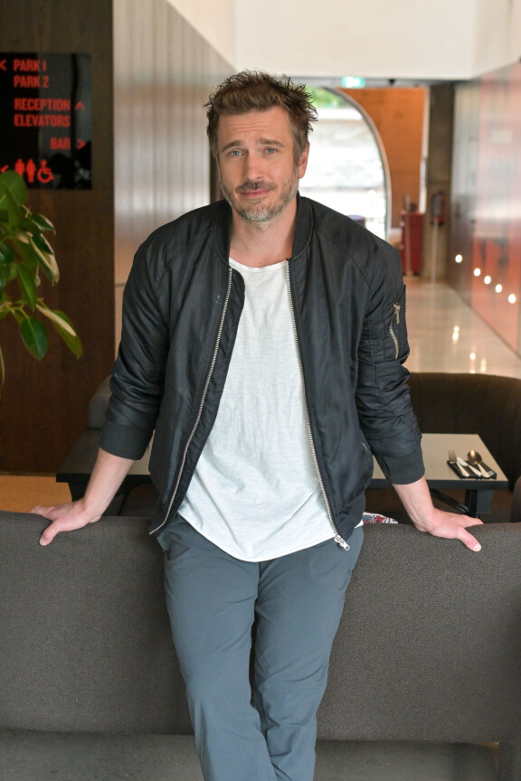 Sebastian nauttii työstään, mutta ei välttämättä suosittelisi viihdealaa omille lapsilleen.