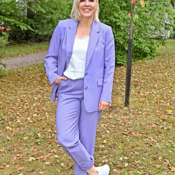 Vappu on suomalaisten suosikkikasvo televisiosta. Hänet tunnetaan esimerkiksi Tanssii tähtien kanssa- ja Maajussille morsian -ohjelmien juontajana. Vappu Pimiä