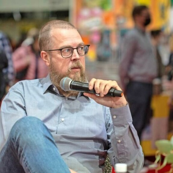 Tuomas Kyrö on kirjoittanut uransa aikana parikymmentä romaania. Kyrö