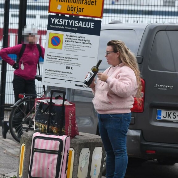 Johanna korkkasi punkkupullon. Johanna