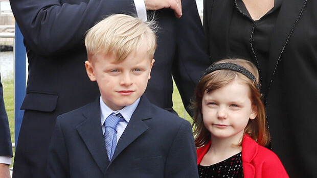 Fanit innostuivat Monacon prinsessasta: 'Aivan kuin Charlene-äitinsä' - näin hovin kaksoset poseeraavat koulukuvissa Monacon prinssi Jacques ja prinsessa Gabriella