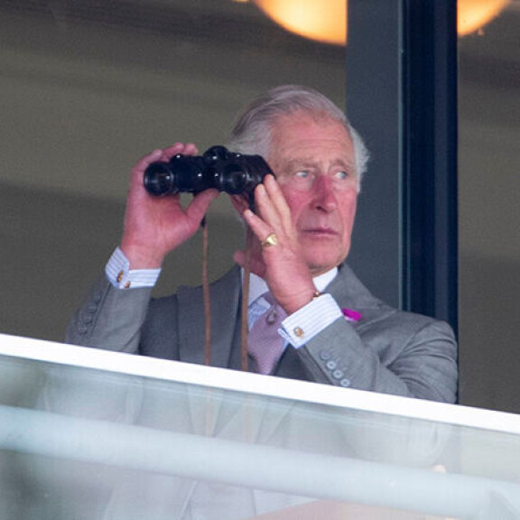 Charles on innokas hevosurheilun seuraaja, ja nuoruudessaan hän nousi ratsaille poolokentällä. Kuningas Charles