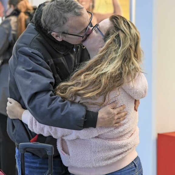 Veijo kaappasi Johannan heti satamaterminaalissa tiukkaan syleilyyn ja sarjapusutti näännyksiin. Johanna