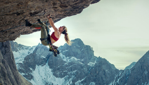 Lily James elokuvassa Cliffhanger.